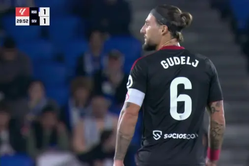 [Goal] Sevilla take a corner kick, Gudelj's long-range shot hits a defender and bounces into the net