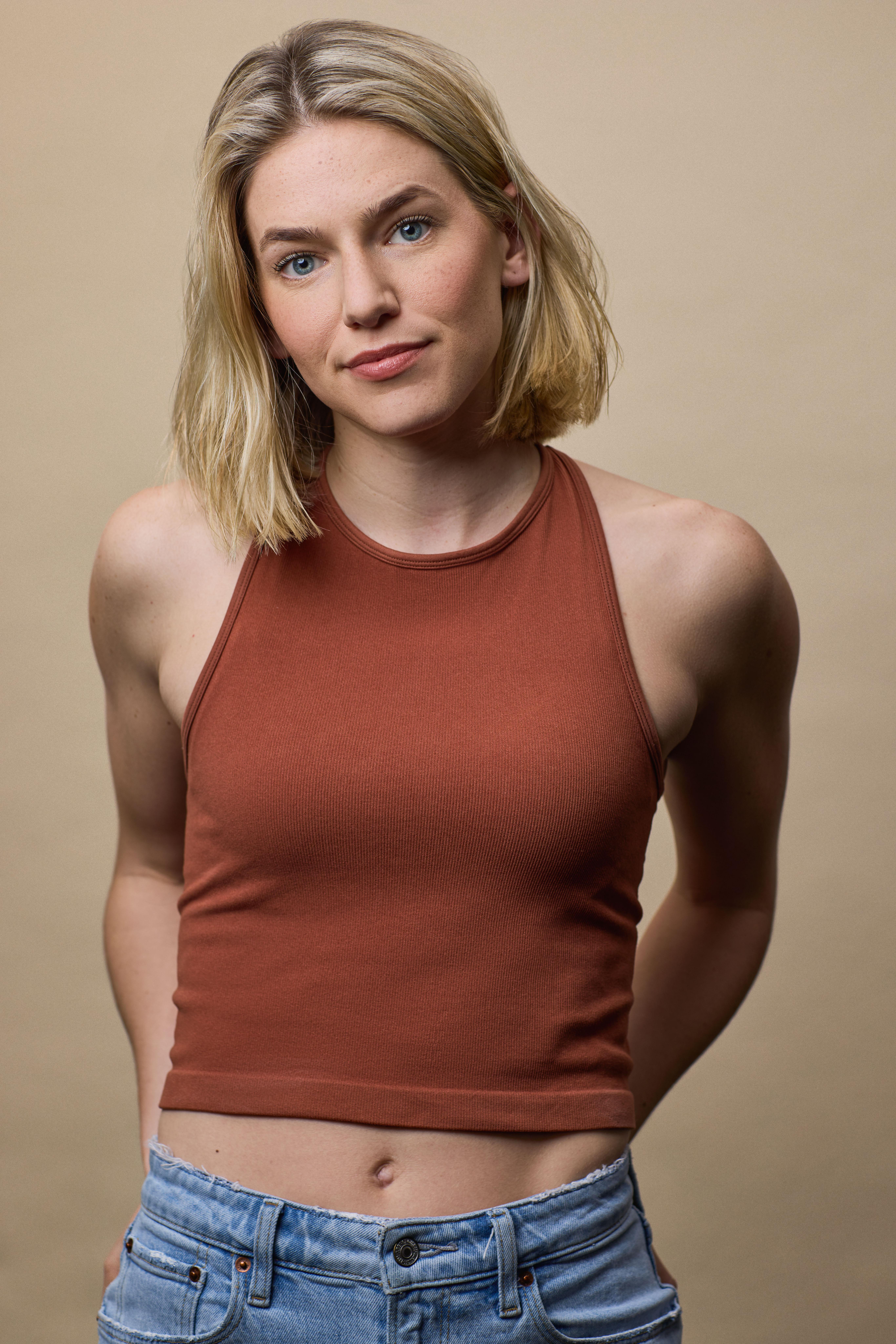 actor Georgia Simmons large photo