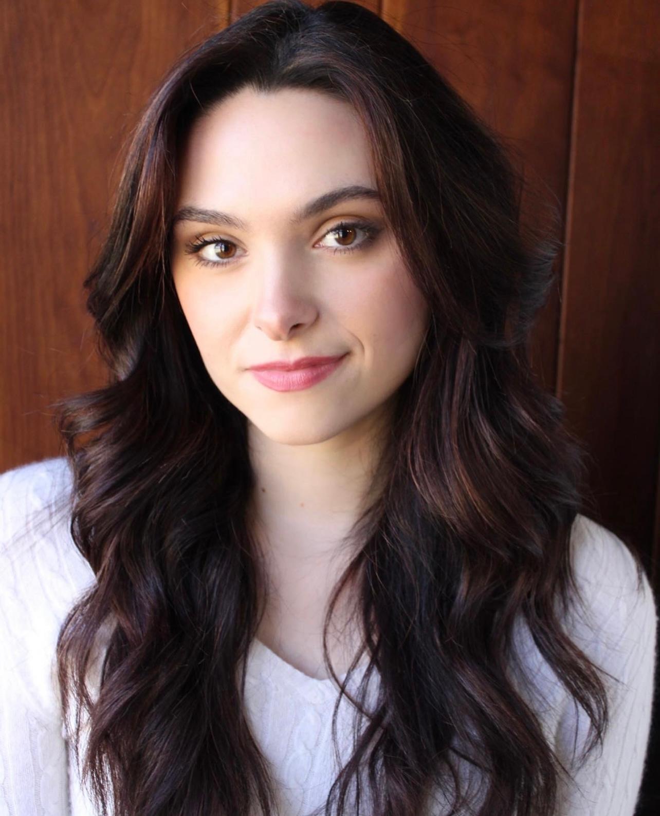 actor Chloe Sirbu large photo