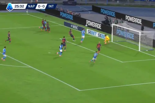 [Highlights] Neres attempts a cross from the wing, McTominay unfortunately fails to connect to create a threat