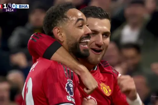 [Goal] Finally scores! Cunha receives the ball at the edge of the box and curls a shot into the top corner