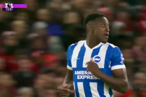 [Goal] Pull one back! Welbeck scores directly from a free kick against former club