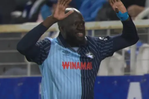 [Goal] Fortune knocks! Teammate's blocked shot deflects, Toure unmarked and slots home