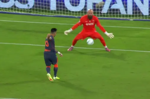 [Highlights] Napoli defensive error leads to Lautaro's golden chance, shot saved by goalkeeper