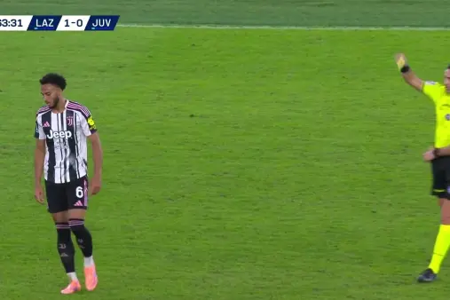 [Yellow Card] Juventus' poor backline pass intercepted, Kelly fouls and gets booked