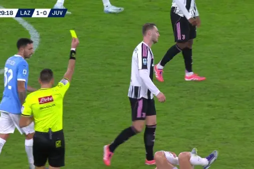 [Yellow Card] Koopmeiners steps on Basic during a challenge, referee shows yellow to the former