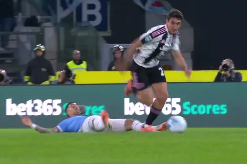 [Highlights] Cambiasso fouls Zakani, referee's no-call sparks home fans' dissatisfaction