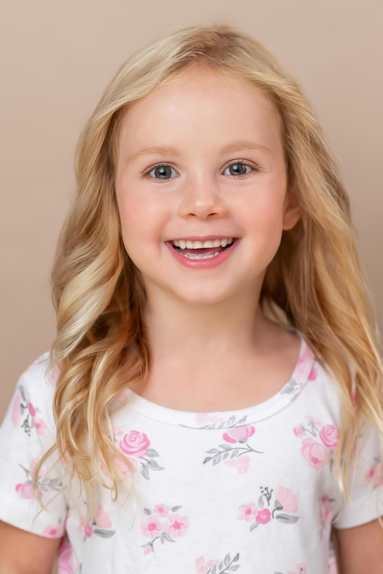 actor Zoe Kosovic large photo