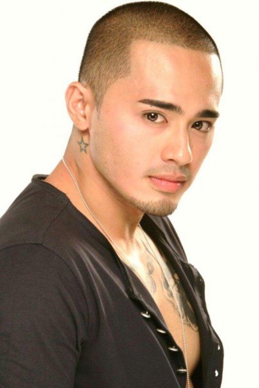 actor Lloyd Zaragoza large photo