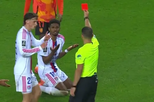 [Red Card] Reckless! Abner's sliding tackle from behind on Kaboré results in straight red