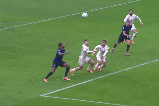 [Highlights] Divine Intervention! De Gea makes consecutive diving saves to deny Dumfries and Bisseck's volleys