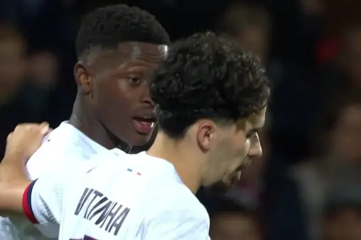 [Goal] Doue's sudden long-range cross, Mendes' header blocked before scoring on the rebound