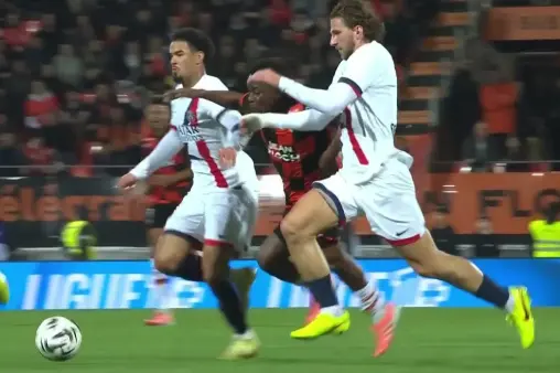 [Highlights] Two attackers closing in! Koundé fouled while counterattacking, referee no call