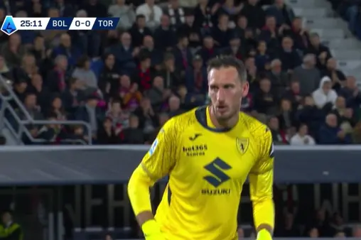 [Highlights] Averted danger! Lekoyannis' curling shot to the corner saved by the goalkeeper