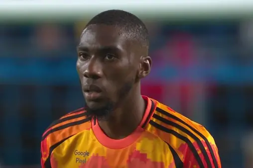 [Goal] Keeper has no reaction! Camara's volley curls into the top corner