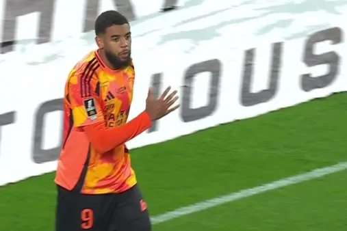 [Highlights] Air dominance! Geerbers' header just over the bar