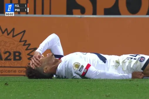 [Highlights] Not good! Doue falls to the ground in pain, holding his face after a challenge