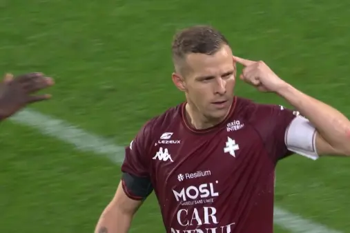 [Goal] Season's first win within reach? Abdulhamid's reckless foul leads to penalty, Eindhoven converts from the spot