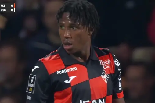 [Highlights] Fake stepover! Karim attempts a counter-attack shot, ball skims wide of the goal