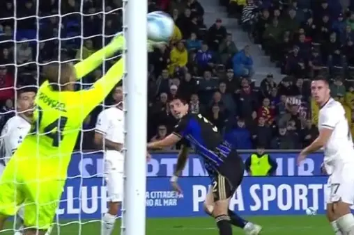 [Highlights] Intense attack and defense! Moreau's leaping header saved by Provedel's brilliant reflex