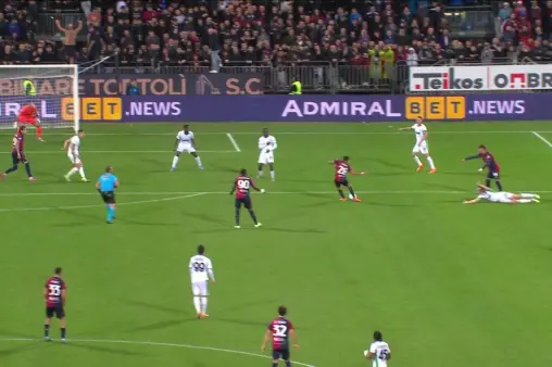 [Highlights] Esposito wins the ball back in the final third, Zapata receives and curls a shot off the crossbar