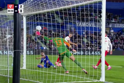 [Goal] Crowned as the club's all-time top scorer! Mayoral's late-run tap-in seals the game