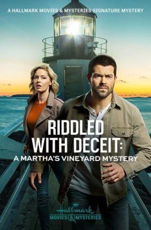 Riddled with Deceit: A Martha's Vineyard Mystery [Spanish]