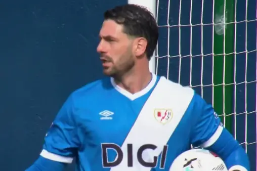 [Highlights] Moreira cuts inside from the left and shoots low, goalkeeper holds the ball firmly