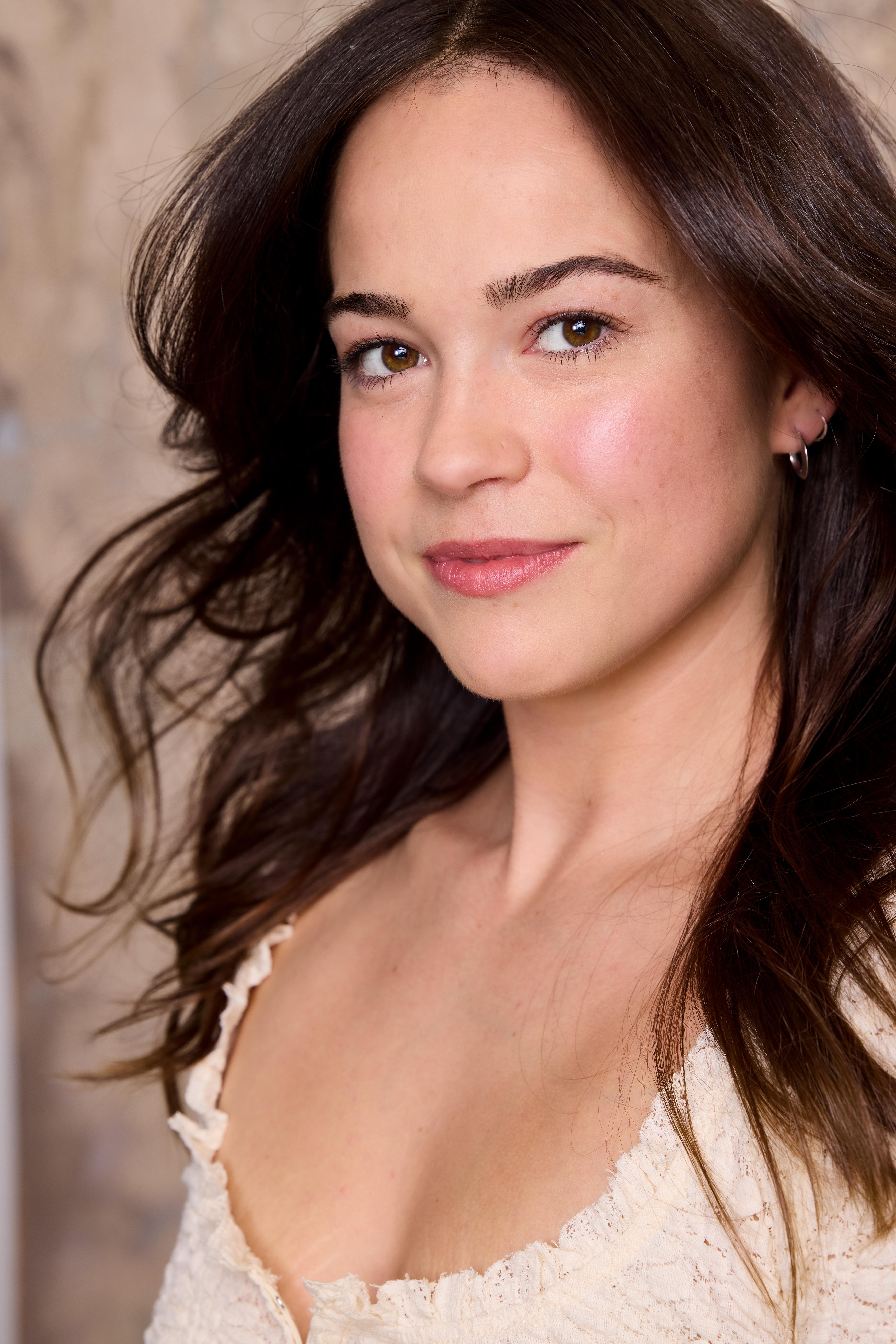 actor Molly McIntyre large photo