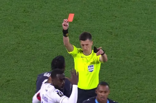 [Red Card] Sudden twist! Ulises Garcia sent off for a studs-up challenge, Marseille play with 10 men away from home