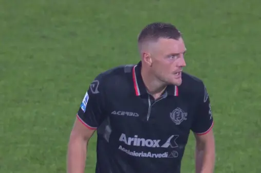 [Goal] Charging forward! Vardy shrugs off defender, breaks through on a one-on-one, and calmly slots home