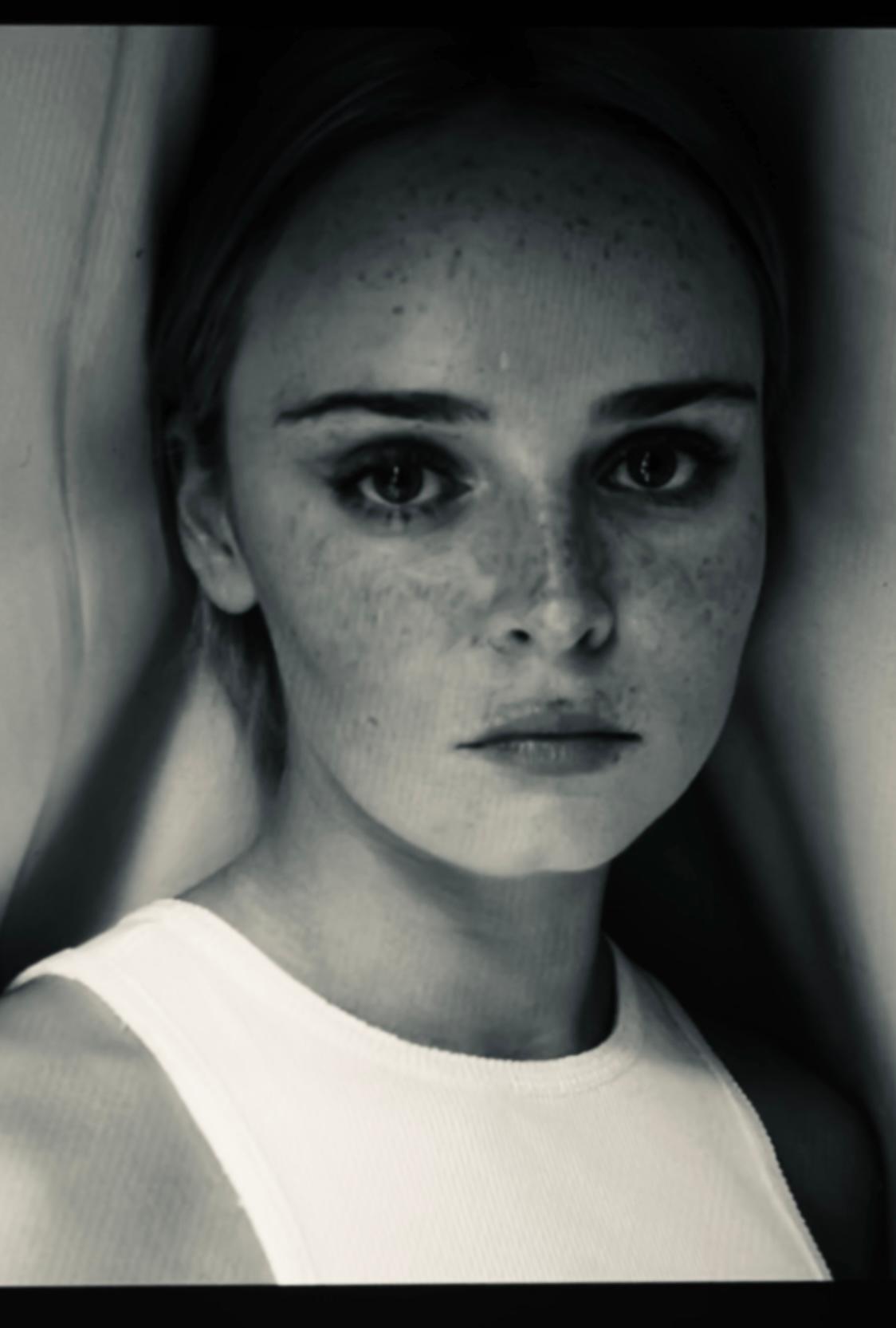 actor Clara Lien Sunde large photo