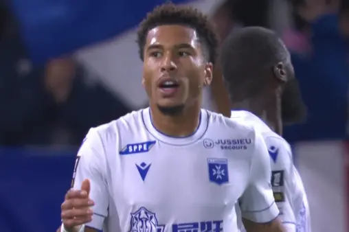 [Highlights] Auxerre's clinical counter-attack: Namaso cuts inside from the left and curls a shot wide of the far post