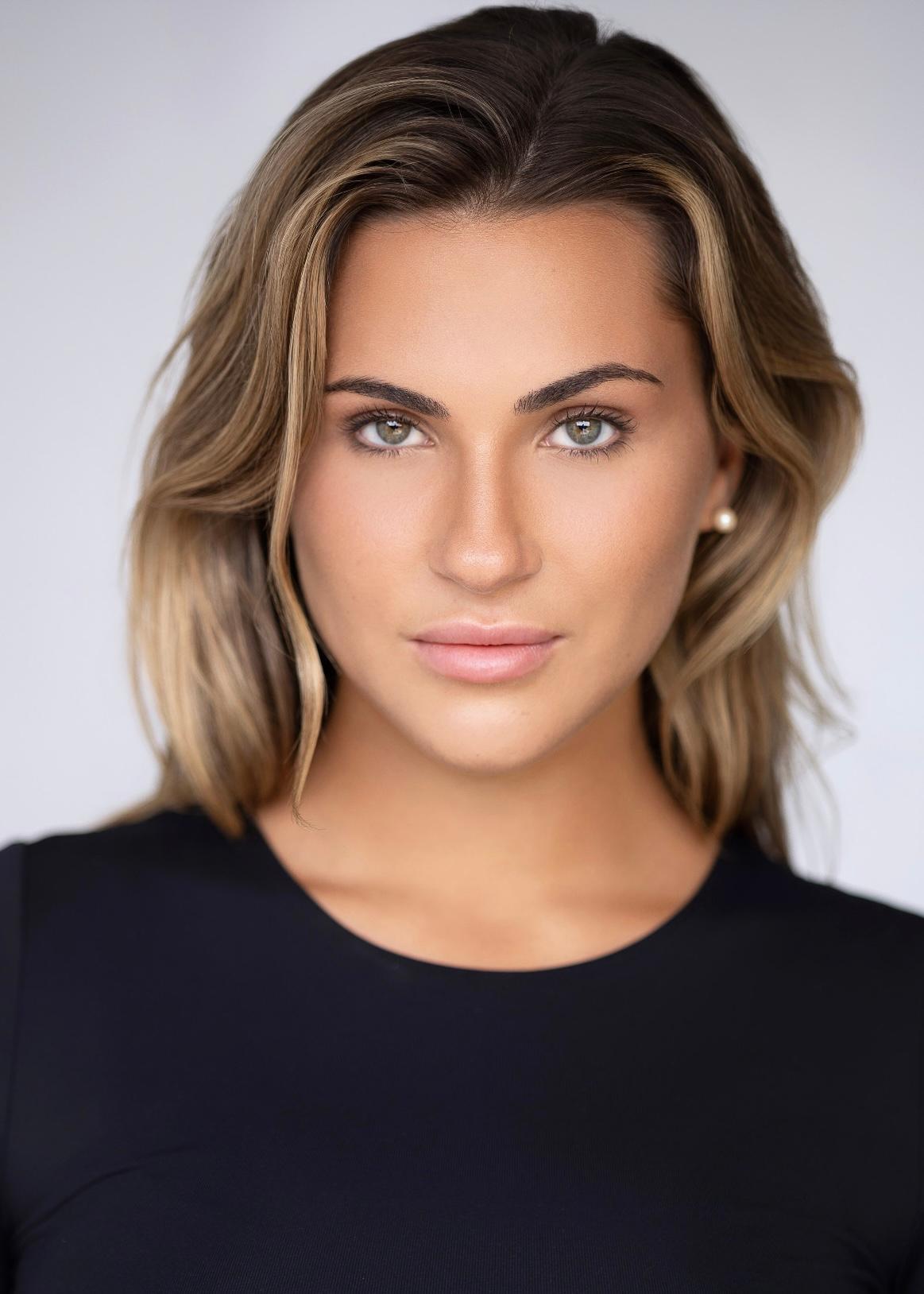 actor Hannah Doscher large photo