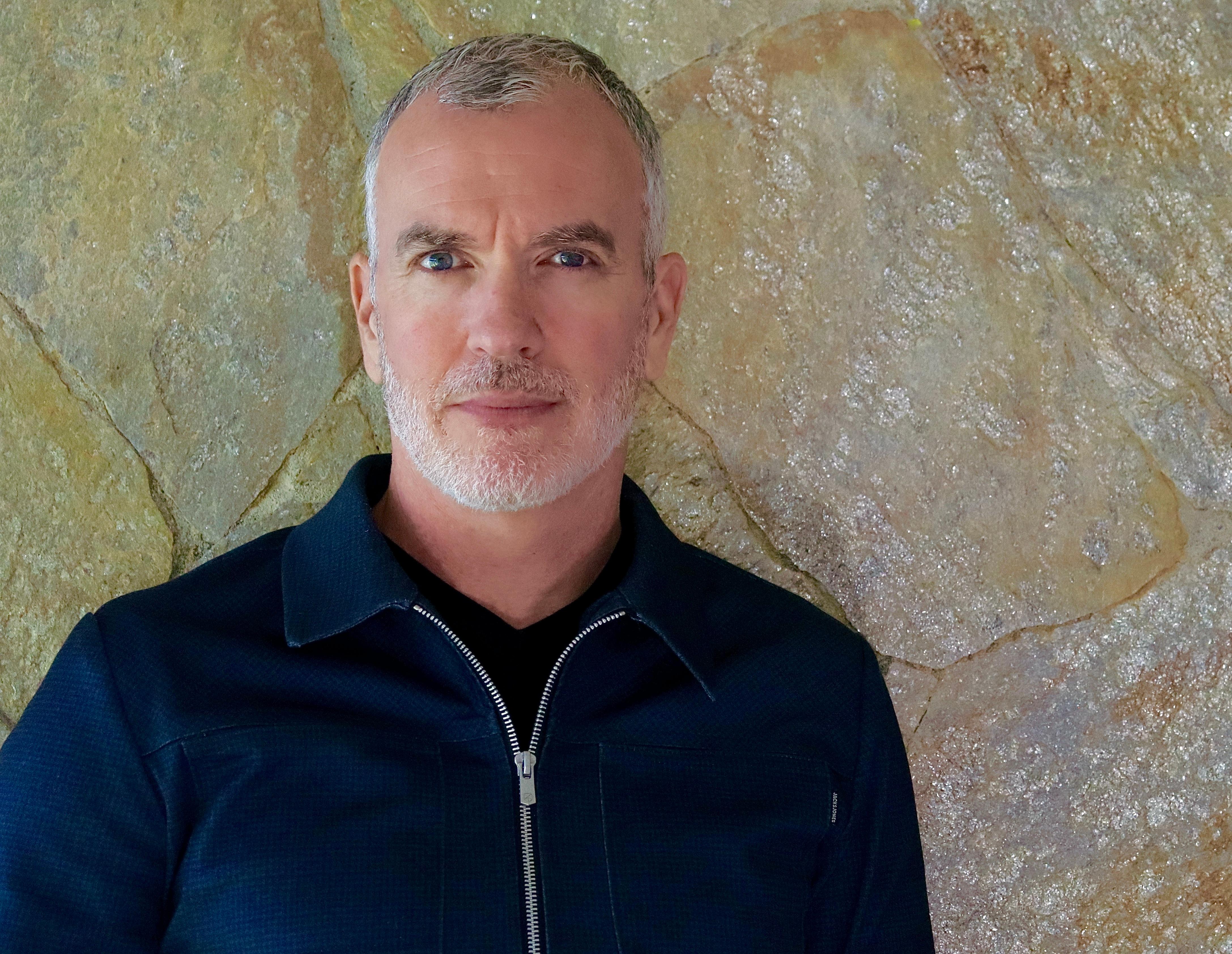 actor Neil Bennett large photo