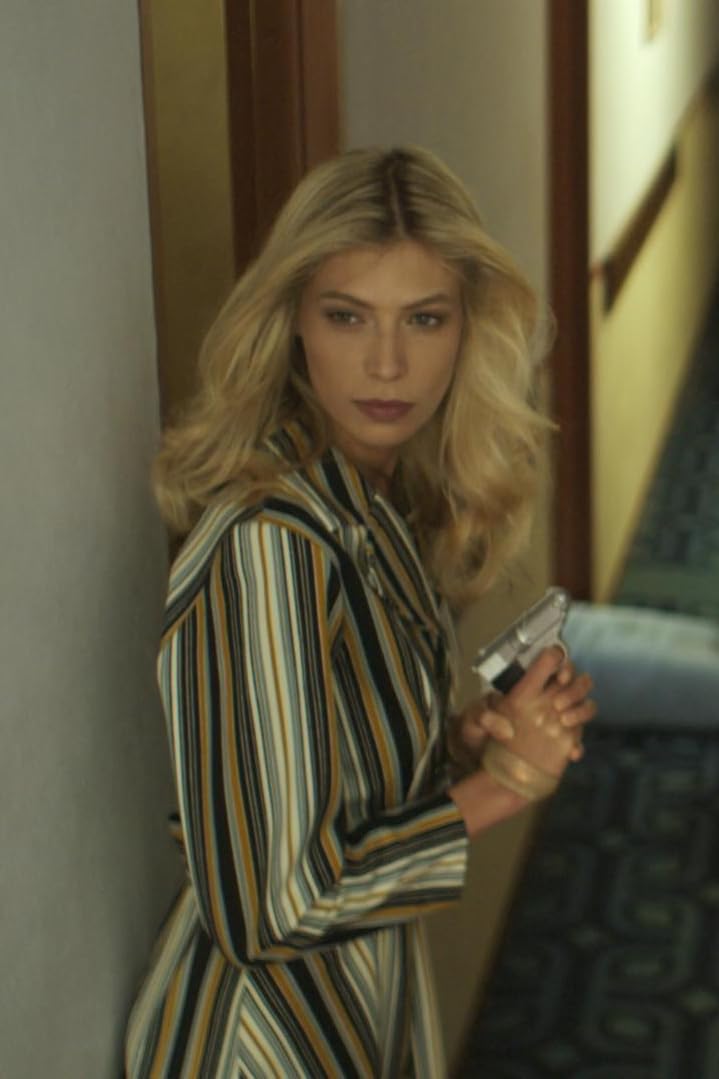 actor Laura Gorun large photo