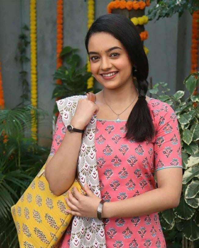 actor Gauri Kulkarni large photo