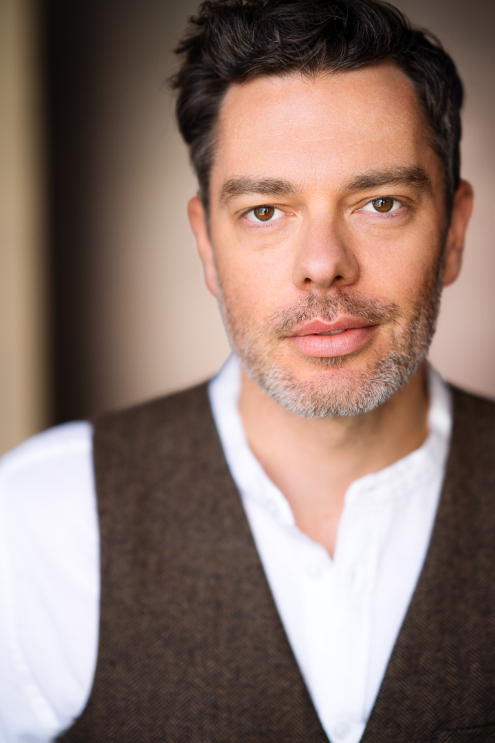 actor Adam Groves large photo