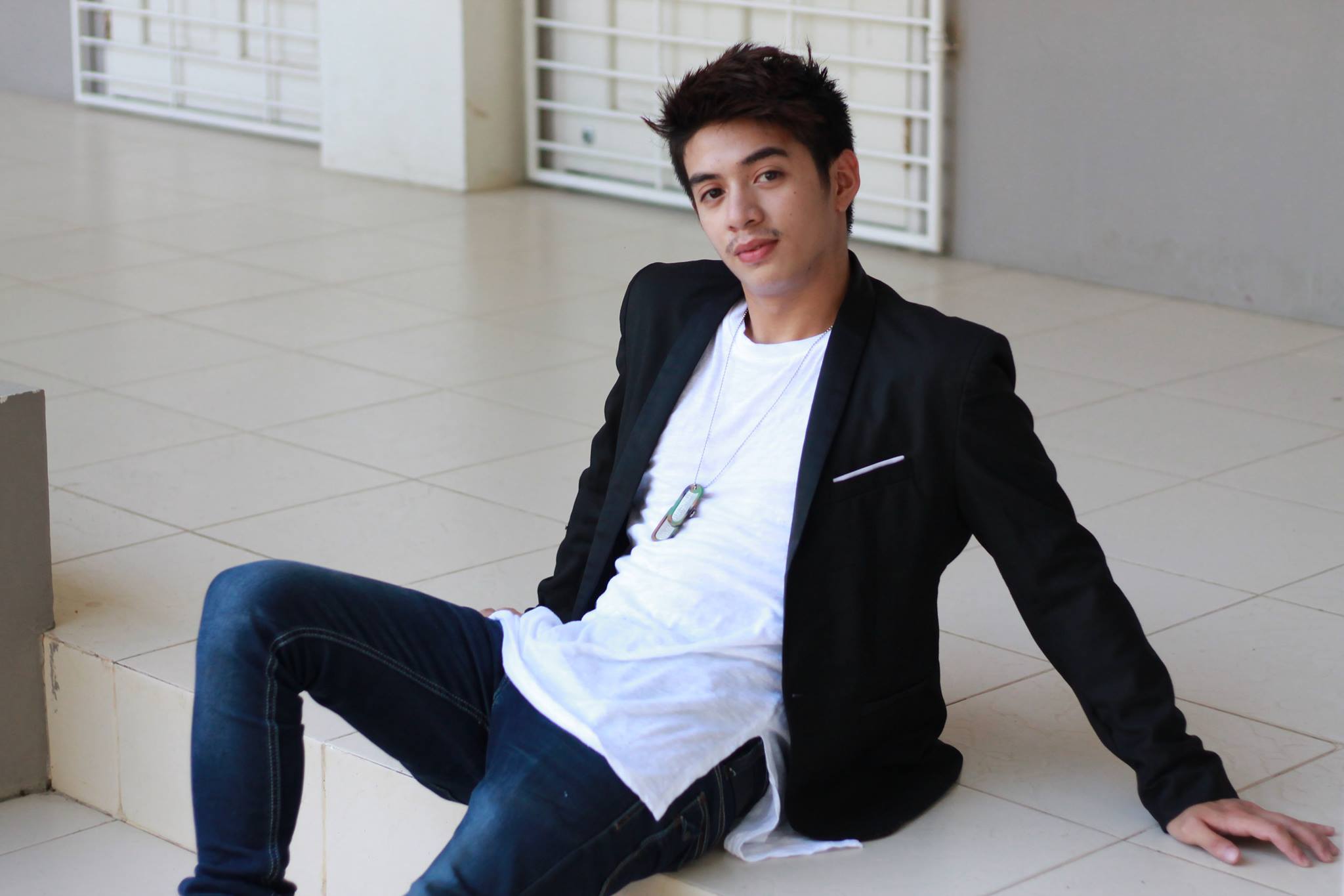 actor Robin Tapeno large photo