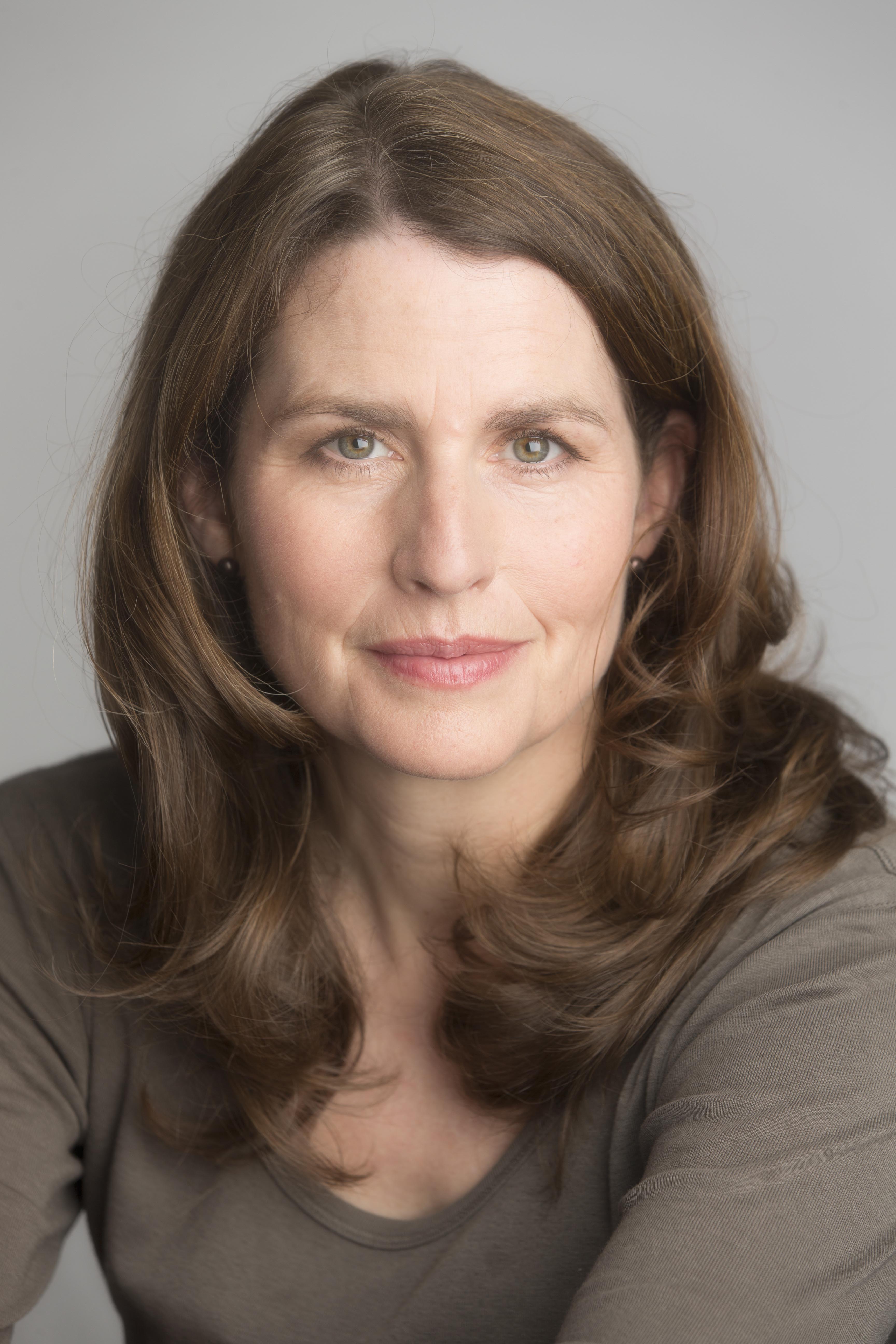 actor Emma Lowe large photo