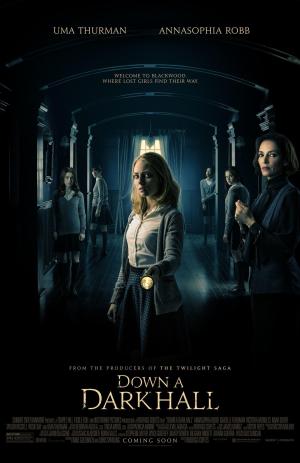 Down a Dark Hall [Spanish]