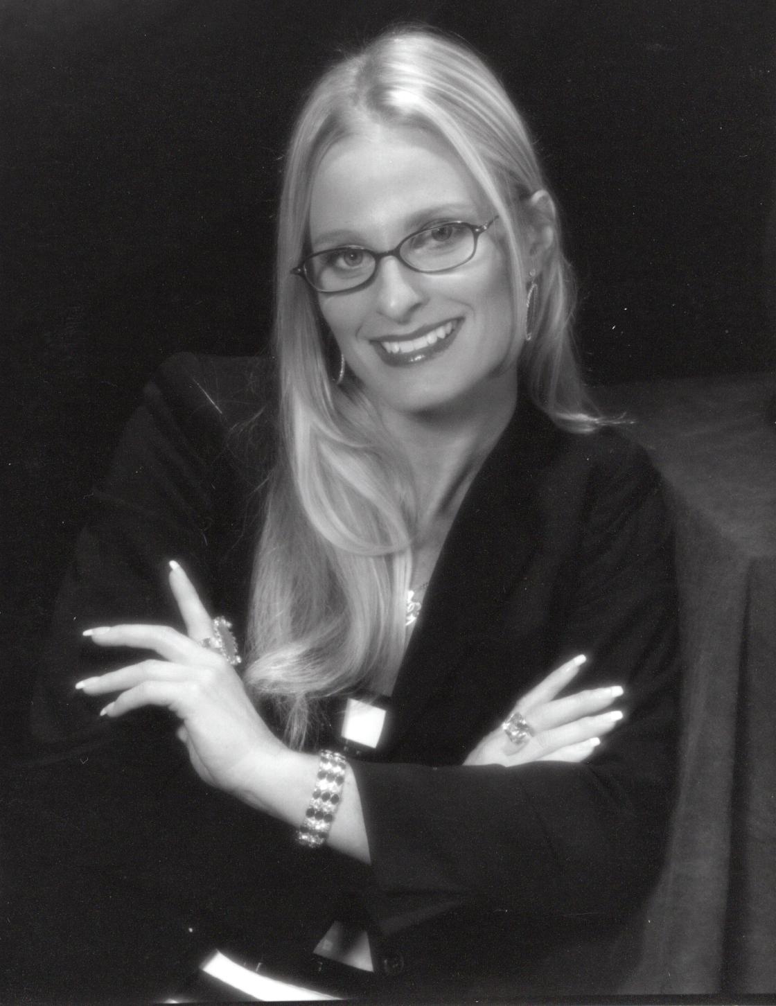 actor Julie Luna large photo