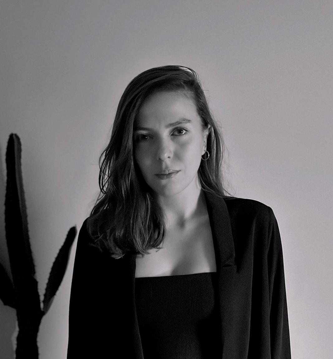 actor Naz Caybasi large photo