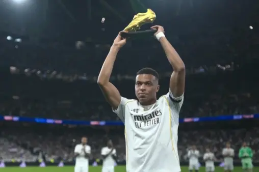 [Highlights] Well-deserved! Mbappe shows the European Golden Boot to the crowd before kickoff