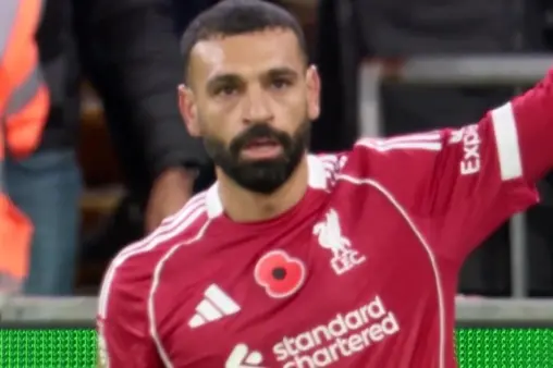 [Goal] Gifted goal! Martinez's poor pass error, Salah pounces and slots home