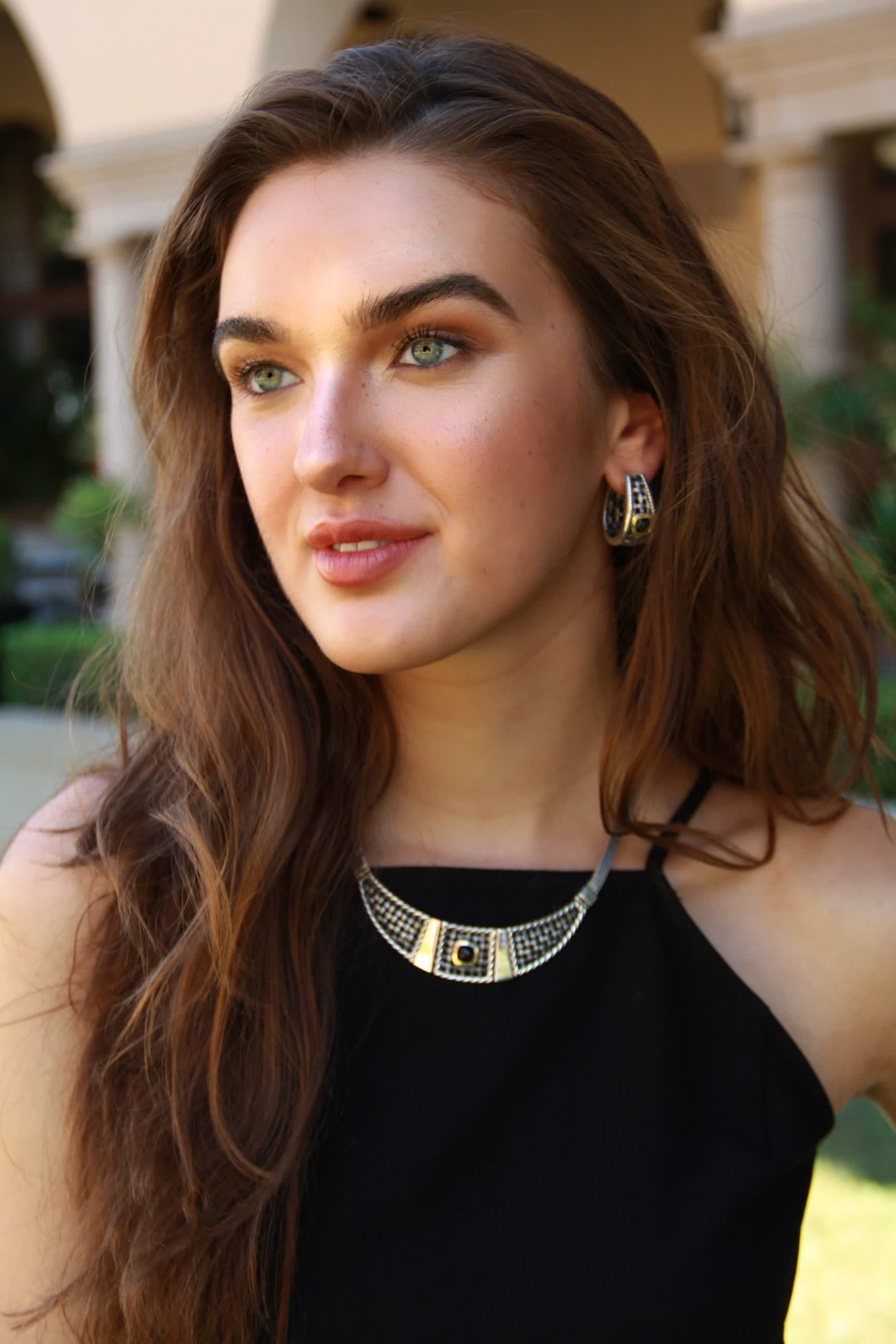 actor Julia Stier large photo