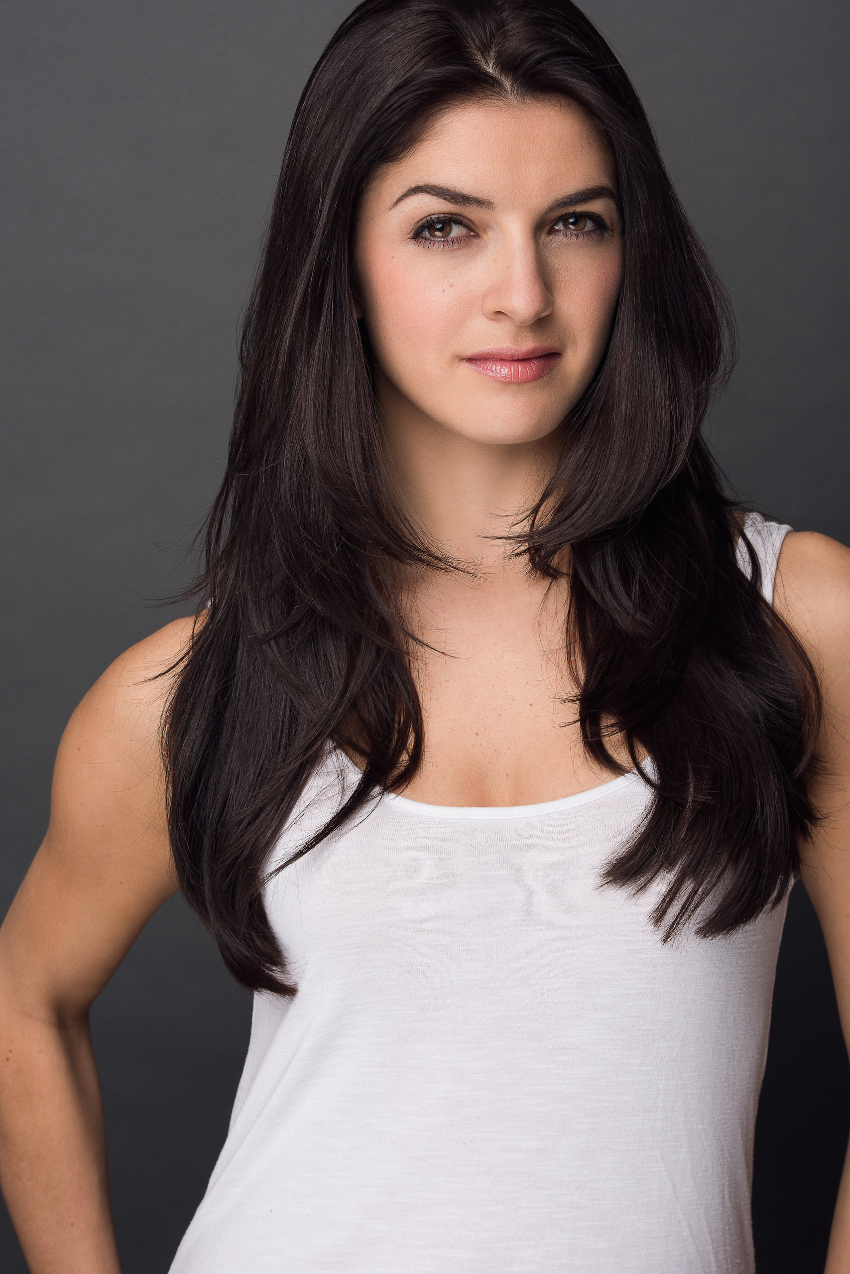 actor Carleigh Bettiol large photo