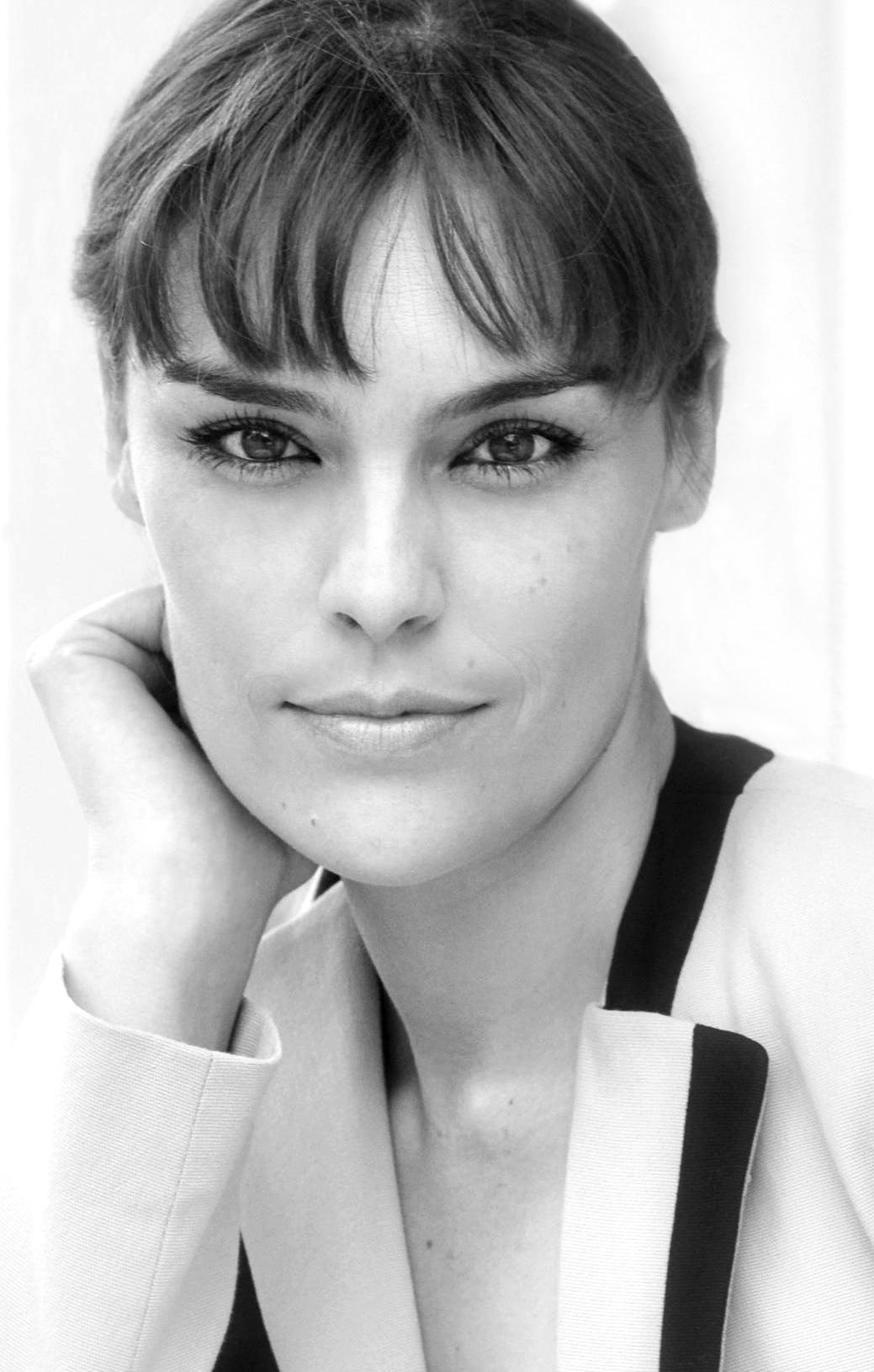 actor Diyana Skoric large photo