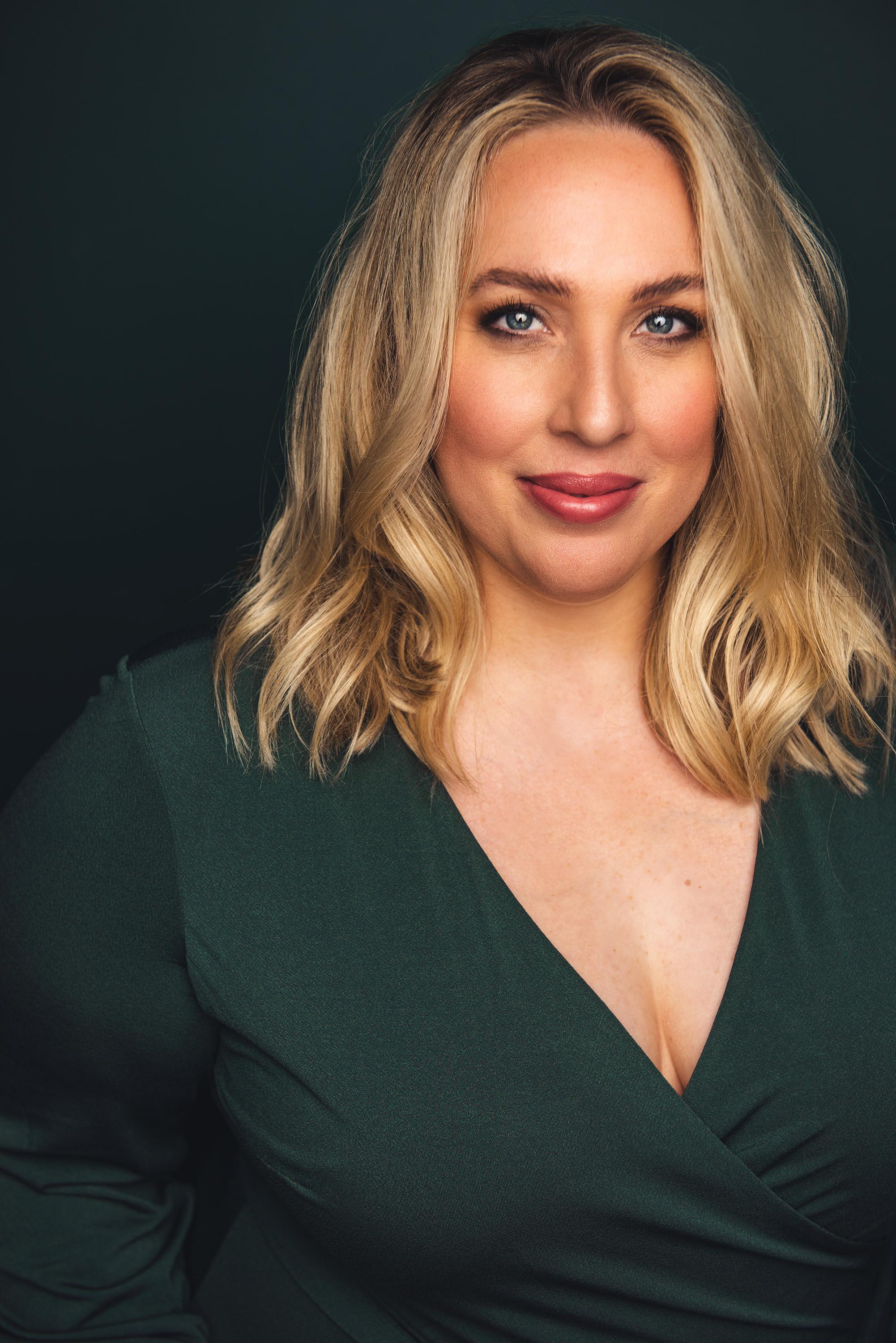 actor Erin Wilson large photo