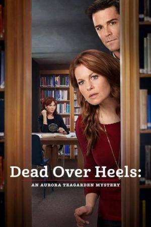 Dead Over Heels: An Aurora Teagarden Mystery [Spanish]
